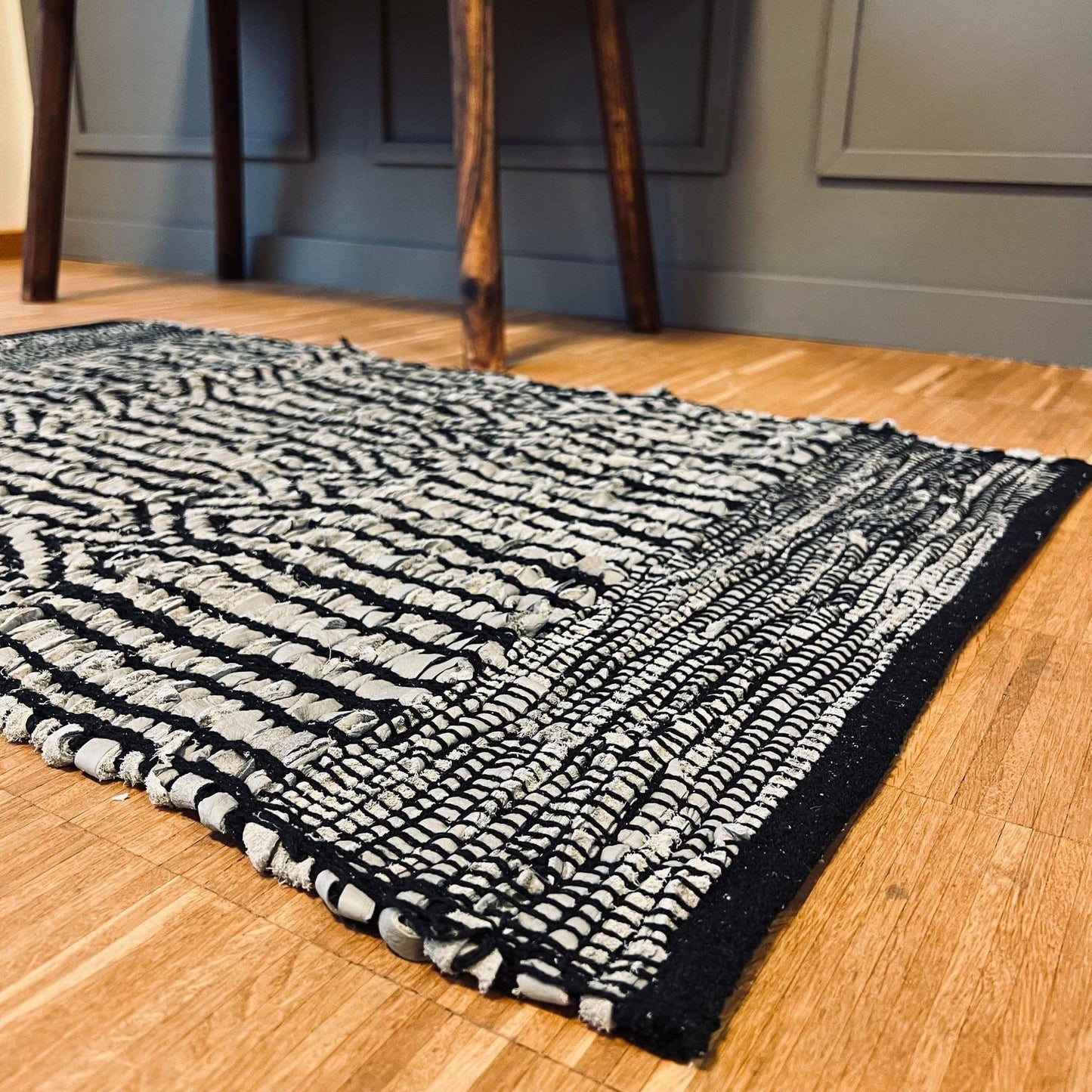 Gulvtæppe i flettet skind – 60x90cm - VIAMAJA.DK