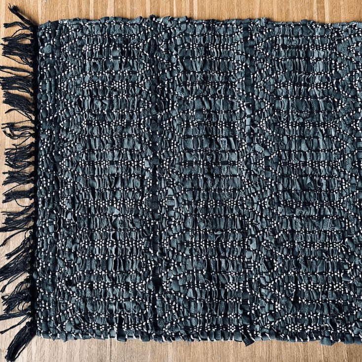 Gulvtæppe i flettet skind – 60x90cm - VIAMAJA.DK