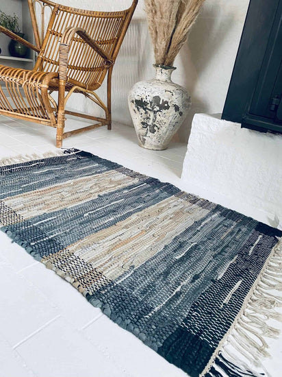 Gulvtæppe i flettet skind – 60x90cm Grå/blå med sølv - VIAMAJA.DK