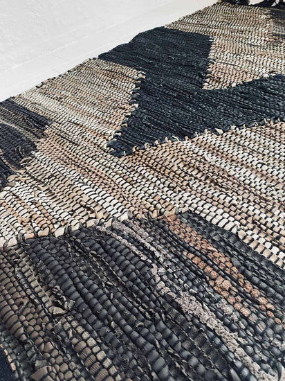 Gulvtæppe i flettet skind – Brown zigzag 60x90cm - VIAMAJA.DK