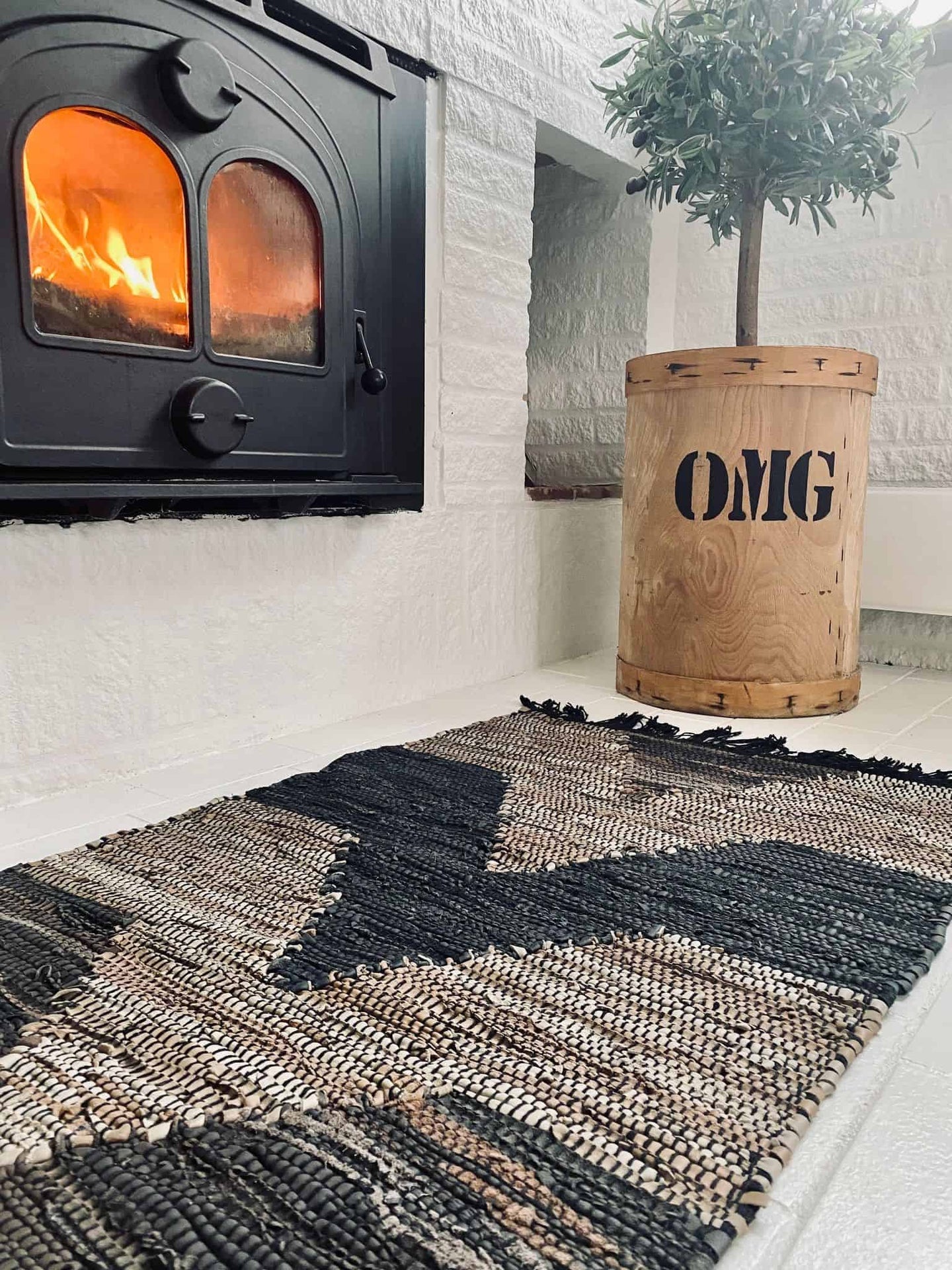 Gulvtæppe i flettet skind – Brown zigzag 60x90cm - VIAMAJA.DK