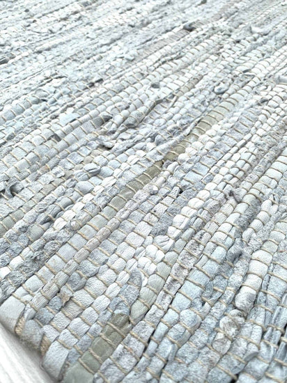Gulvtæppe i lys grå skind - 70x200cm - VIAMAJA.DK