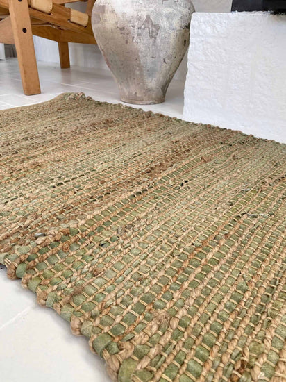 Gulvtæppe i Oliven skind og jute / bademåtte – 70x140cm - VIAMAJA.DK