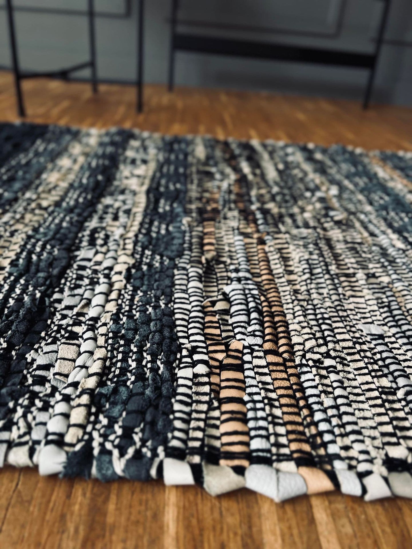 Gulvtæppe i skind - grå/blå med natur mønster - 60x90 - VIAMAJA.DK