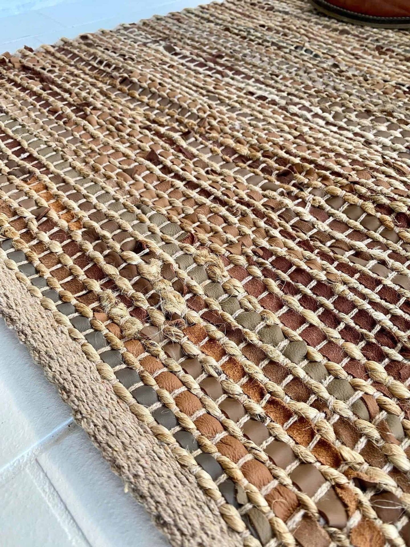 Gulvtæppe i skind og jute – 70x140 Brun - VIAMAJA.DK