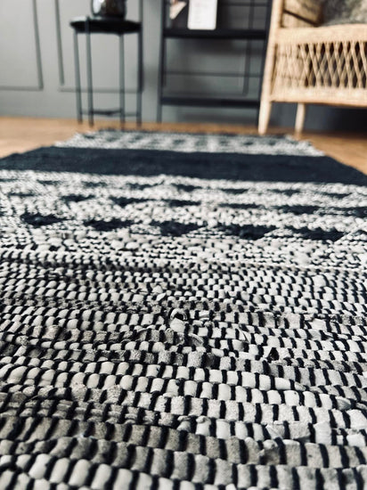 Gulvtæppe i skind - Sort mønster - 70x140cm - VIAMAJA.DK