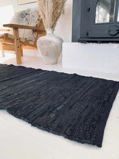 Gulvtæppe i Sort skind – 70×140 - VIAMAJA.DK
