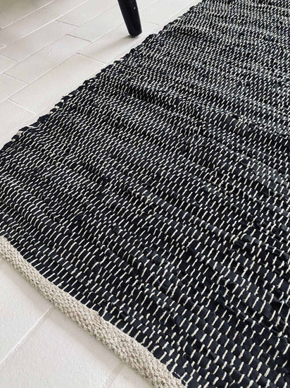 Gulvtæppe i sort skind med hvid tråd - 60x90cm - VIAMAJA.DK