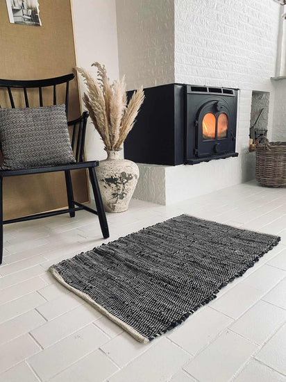 Gulvtæppe i sort skind med hvid tråd - 60x90cm - VIAMAJA.DK