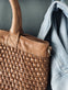 Håndtaske i flettet skind Nature – Lang rem medfølger - VIAMAJA.DK