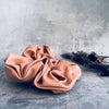 Hårelastikk – Scrunchie Rose lær