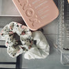 Hårelastikker scrunchie 2 stk - Hvit miks