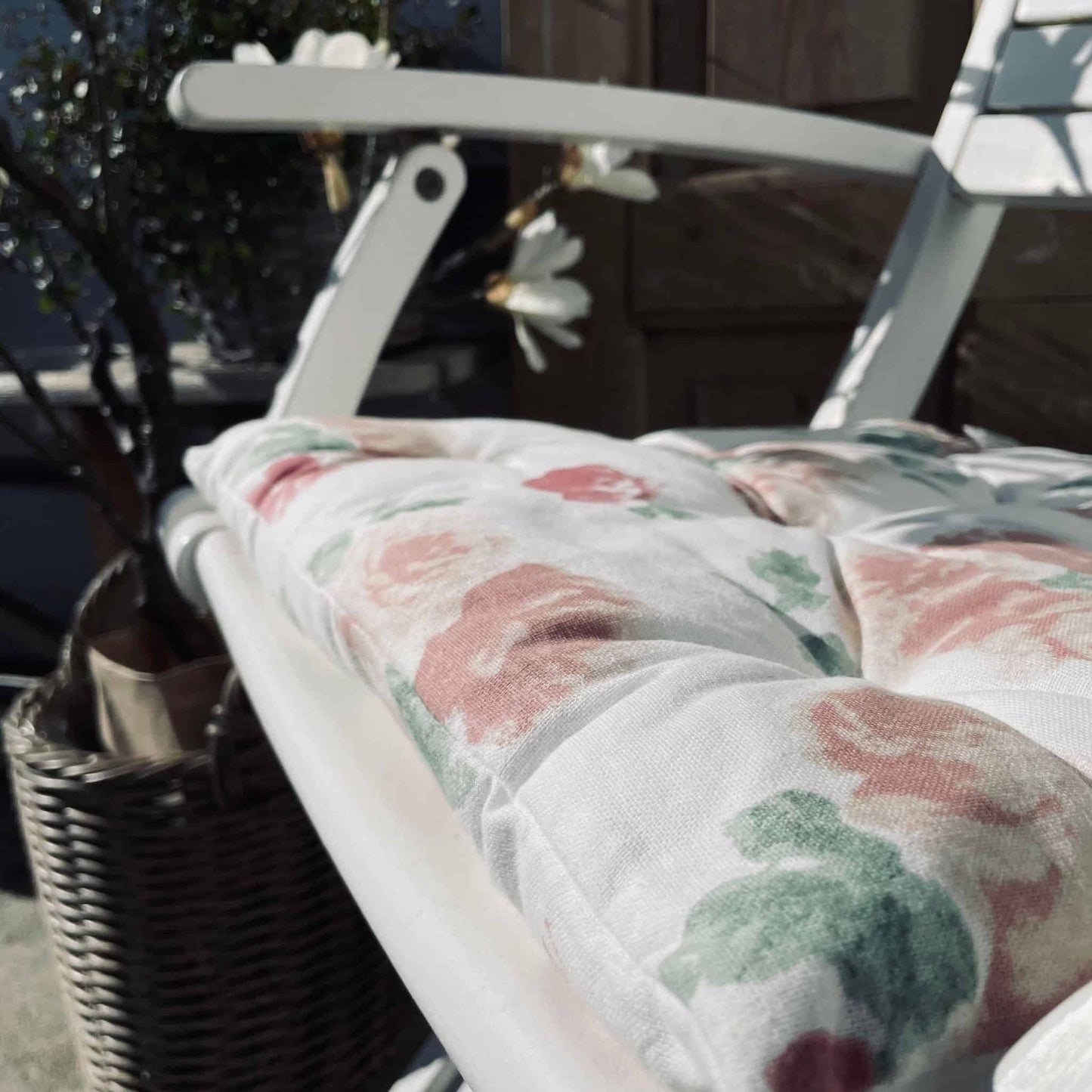 Havehynde futon – Store blomster 40×40 - VIAMAJA.DK