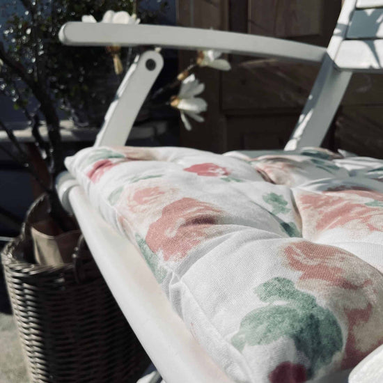 Havehynde futon – Store blomster 40×40 - VIAMAJA.DK