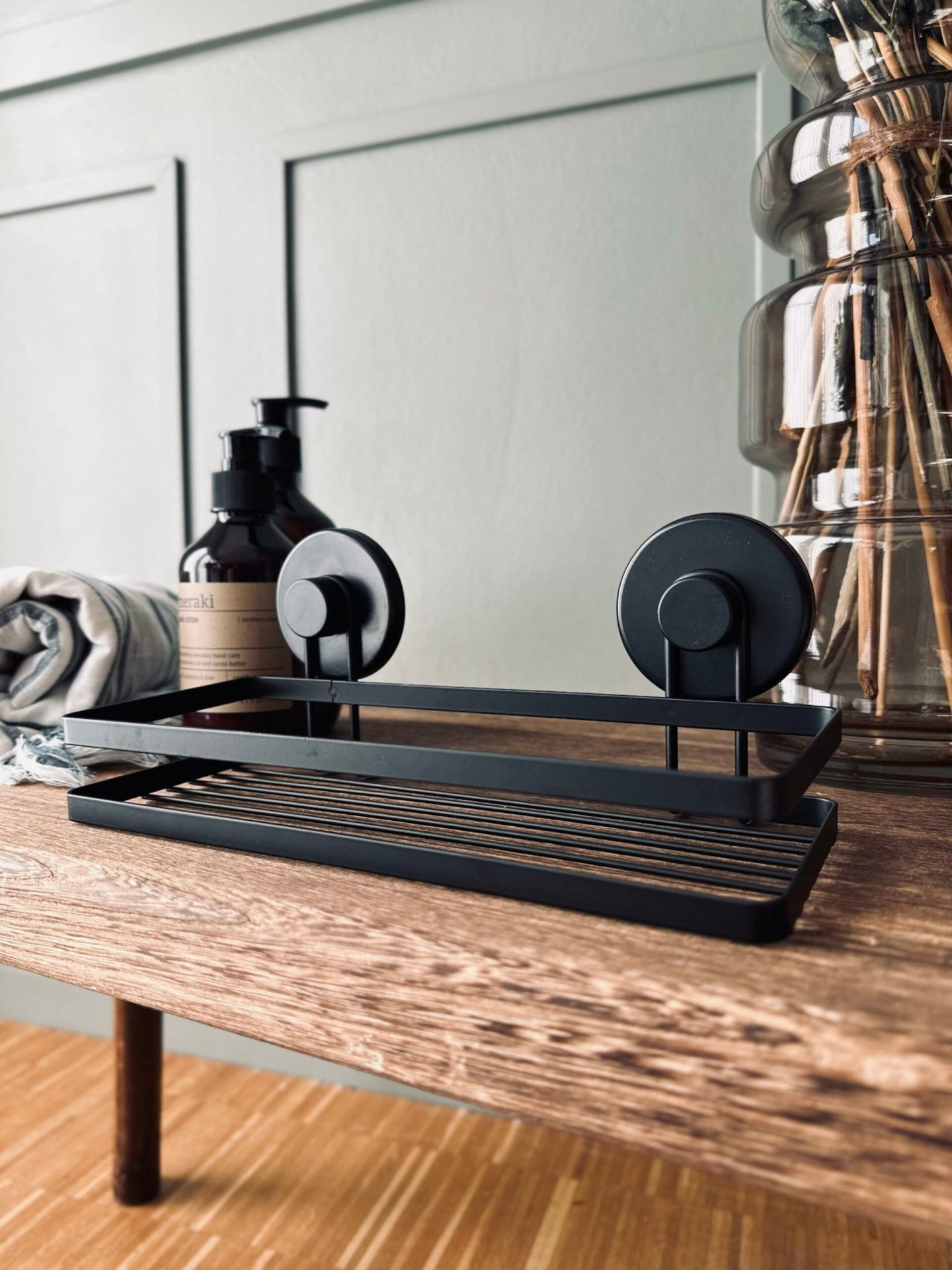 Hylde til badeværelse med sugekopper - VIAMAJA.DK