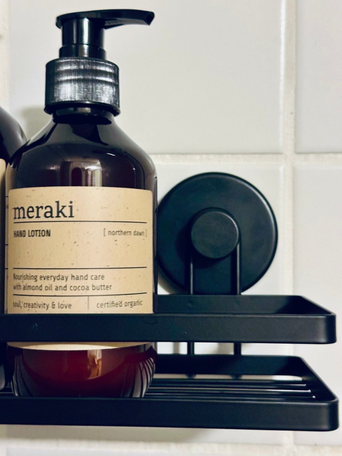 Hylde til badeværelse med sugekopper - VIAMAJA.DK