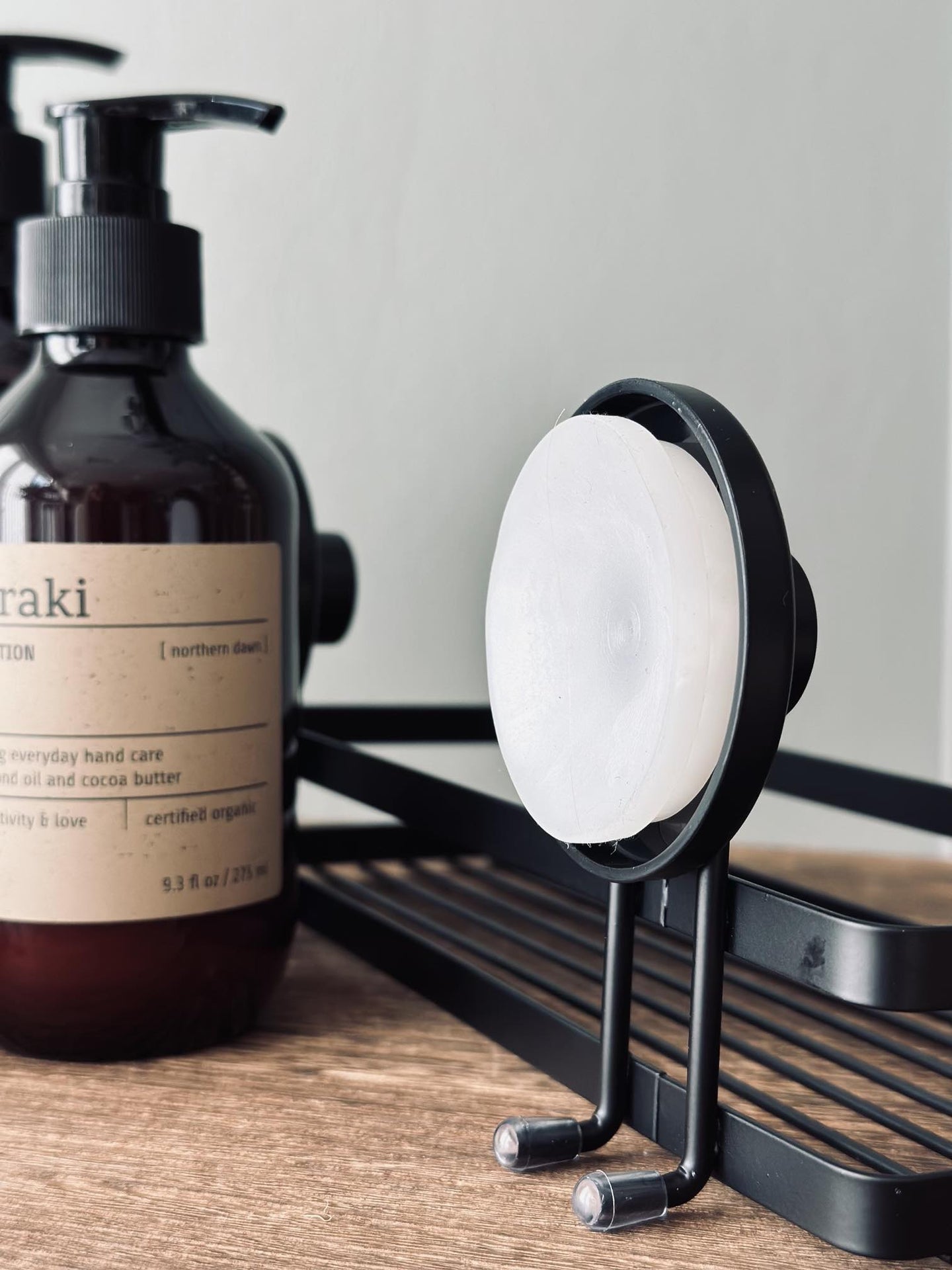 Hylde til badeværelse med sugekopper - VIAMAJA.DK