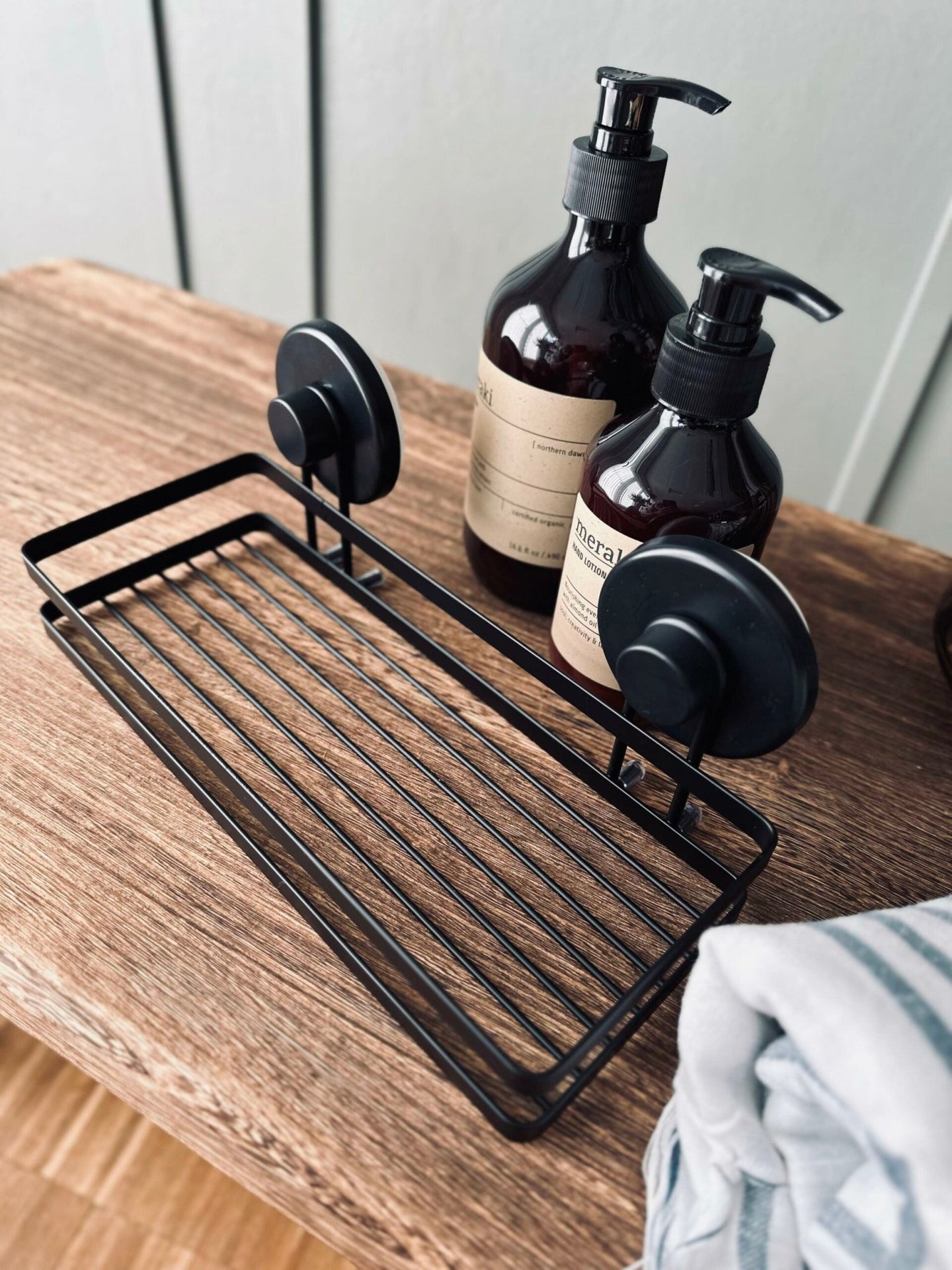 Hylde til badeværelse med sugekopper - VIAMAJA.DK