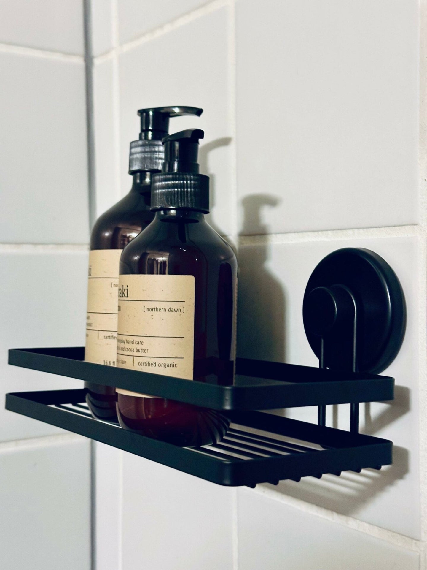 Hylde til badeværelse med sugekopper - VIAMAJA.DK