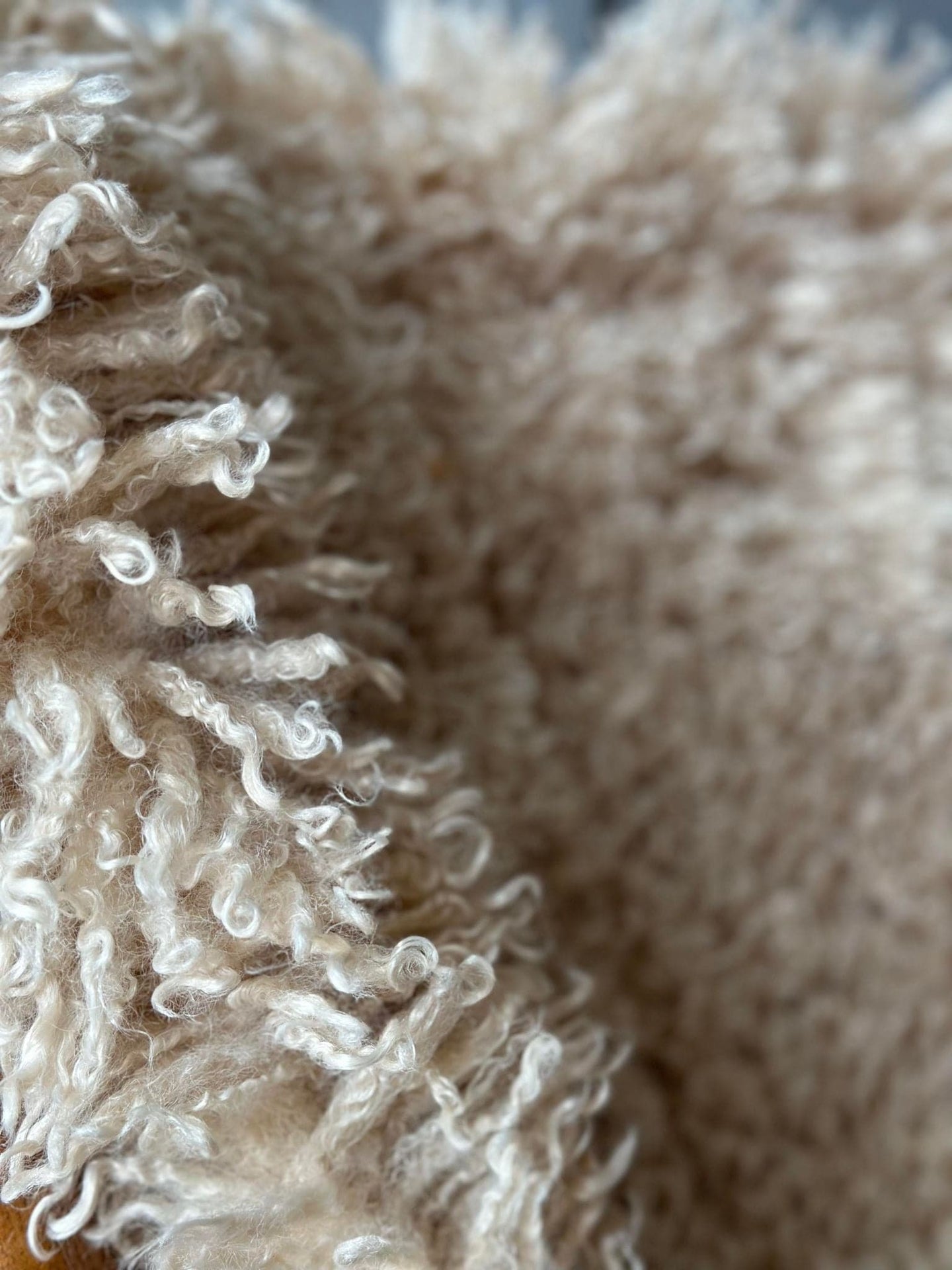Imiteret lammeskind - Beige krøl - VIAMAJA.DK