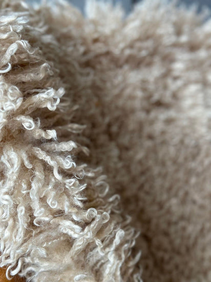 Imiteret lammeskind - Beige krøl - VIAMAJA.DK
