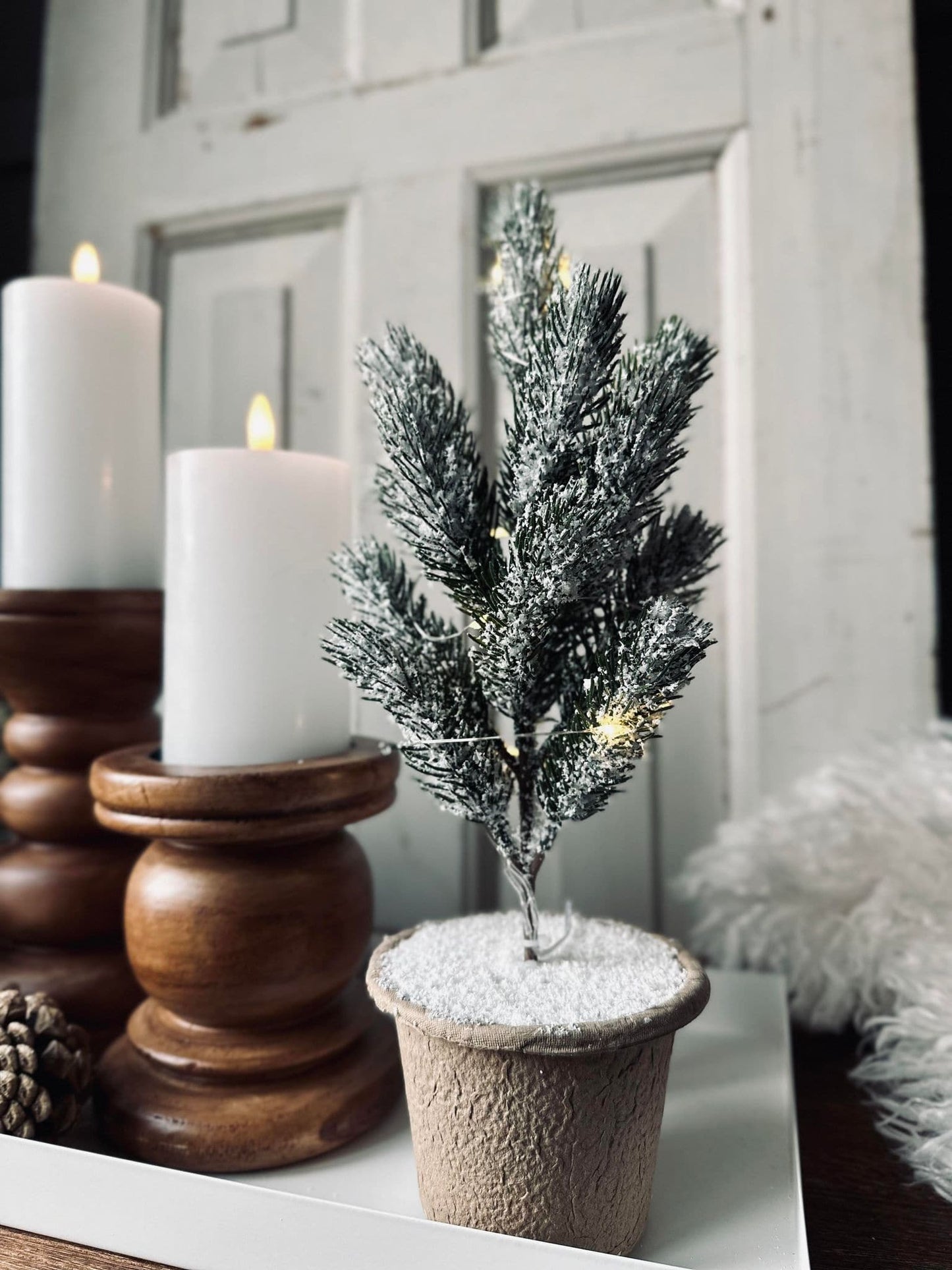 Juletræ med sne - ink LED lys - VIAMAJA.DK