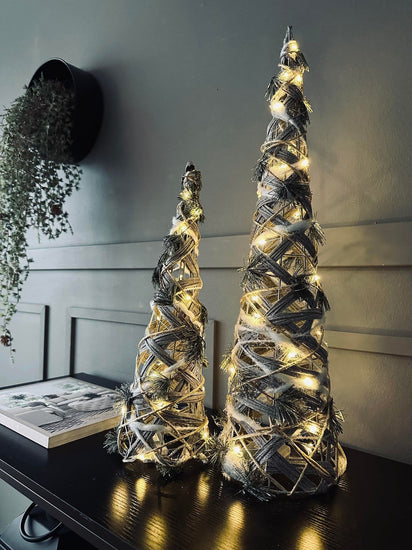 Kegle med LED lys og gran - H 40cm - VIAMAJA.DK