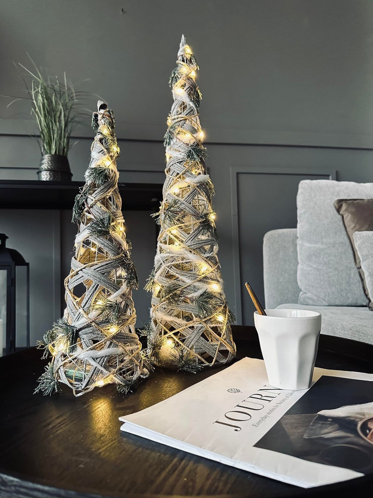 Kegle med LED lys og gran - H 40cm - VIAMAJA.DK