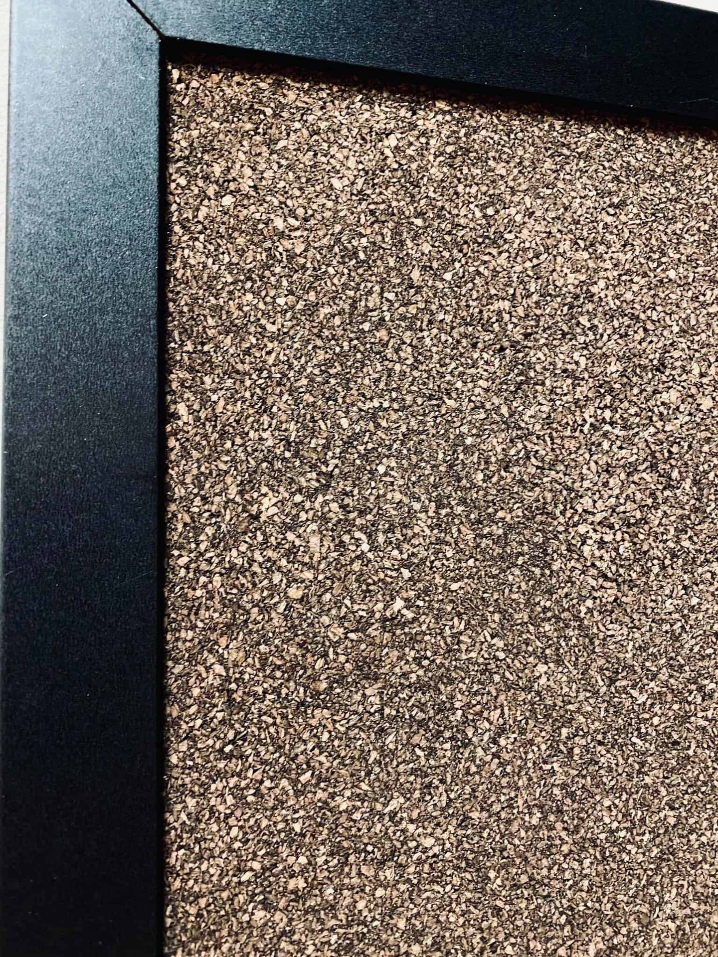 Kork opslagstavle med sort ramme – 60x60cm - VIAMAJA.DK
