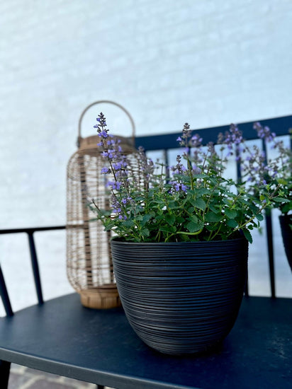 Blomsterpotte med riller, liten, svart - VIAMAJA.DK