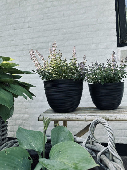 Blomsterpotte med riller, liten, svart - VIAMAJA.DK