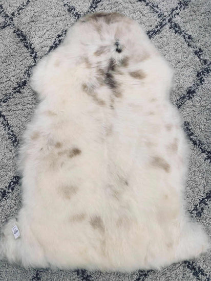 Lækkert Natur lammeskind - Naturhvid med nuancer - VIAMAJA.DK