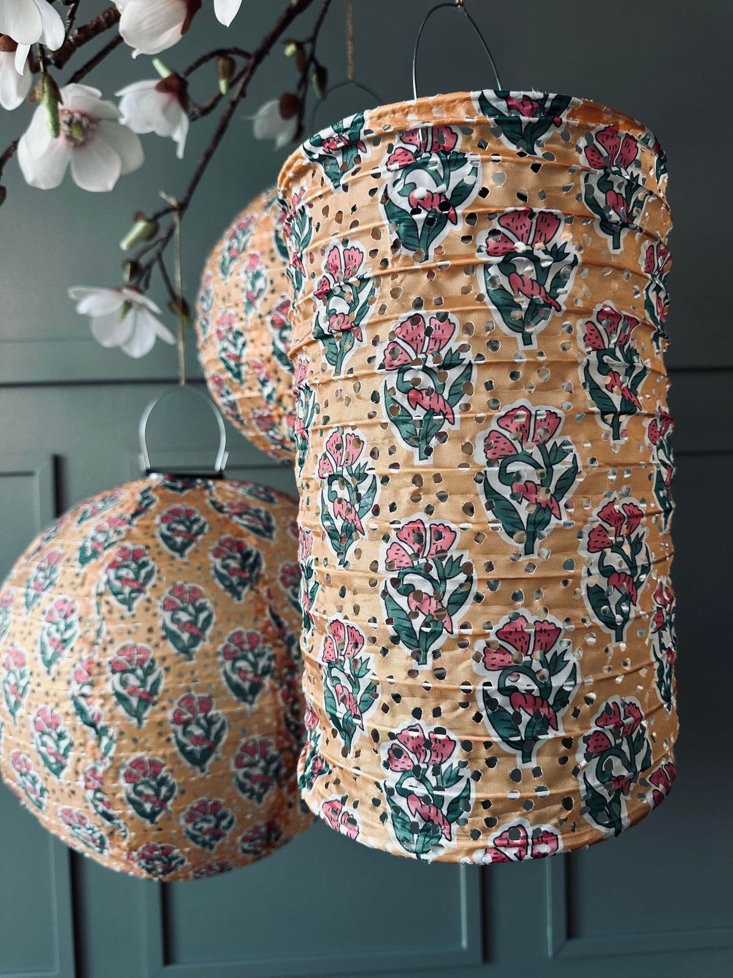 Lampe cylinder med solceller – Flower Orange - VIAMAJA.DK