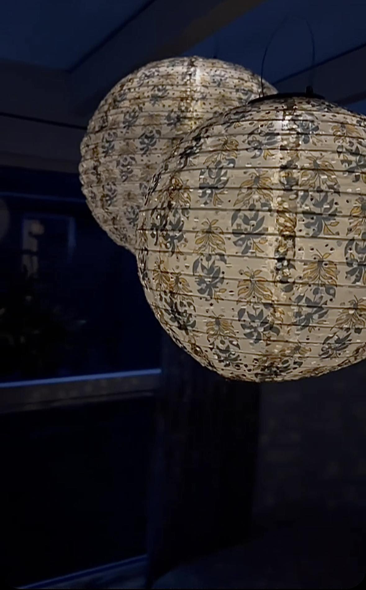 Lampe med solceller – Flower Beige dia 30cm - VIAMAJA.DK
