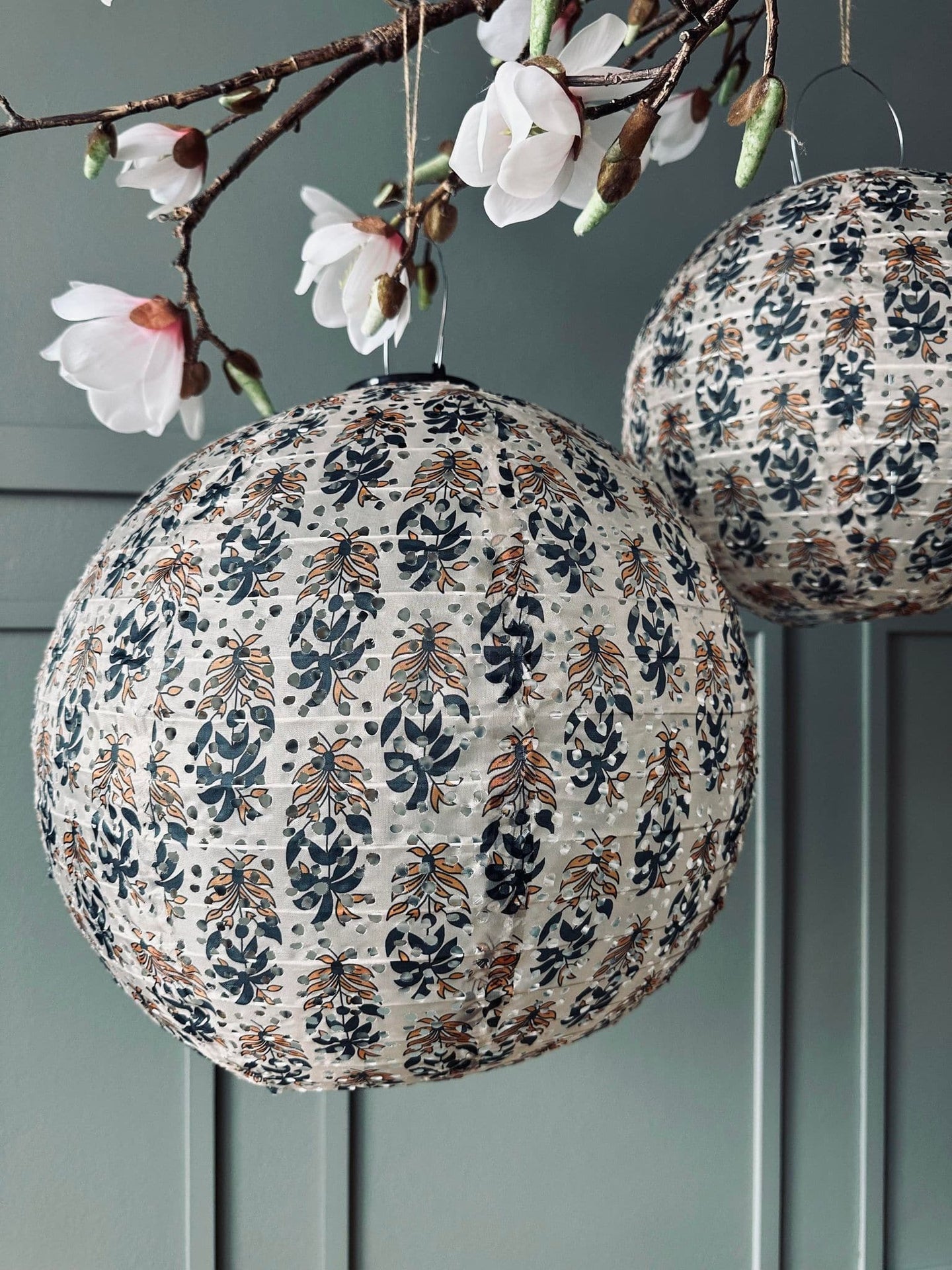 Lampe med solceller – Flower Beige dia 30cm - VIAMAJA.DK
