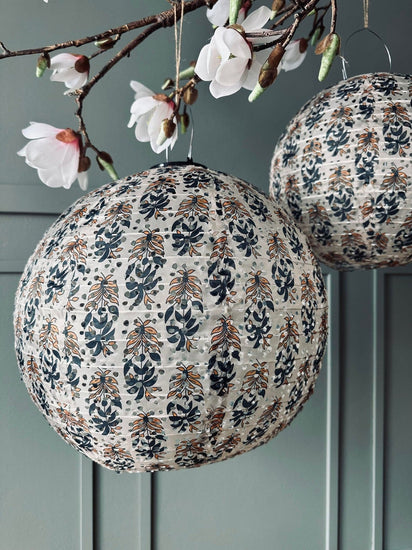 Lampe med solceller – Flower Beige dia 30cm - VIAMAJA.DK