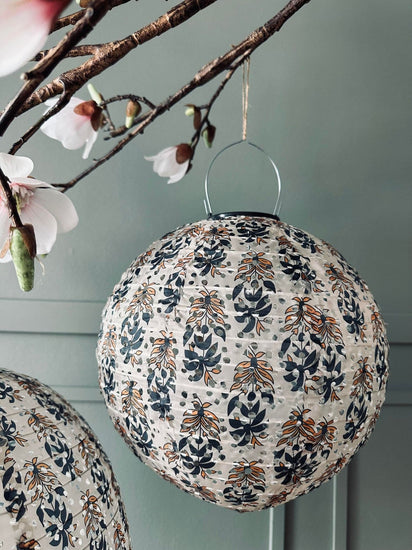 Lampe med solceller – Flower Beige dia 30cm - VIAMAJA.DK