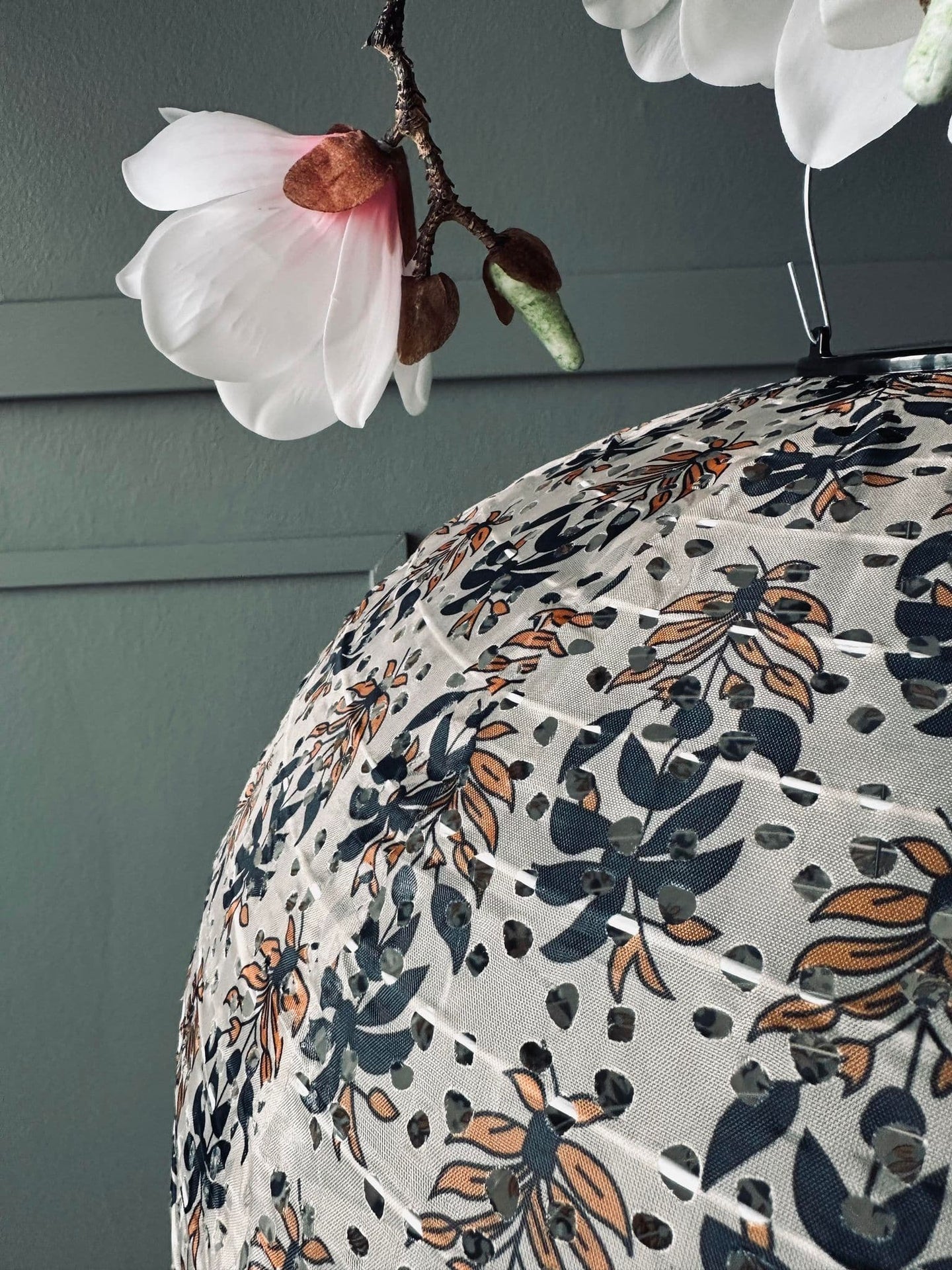 Lampe med solceller – Flower Beige dia 30cm - VIAMAJA.DK