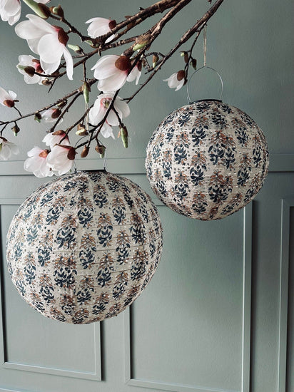 Lampe med solceller – Flower Beige dia 30cm - VIAMAJA.DK