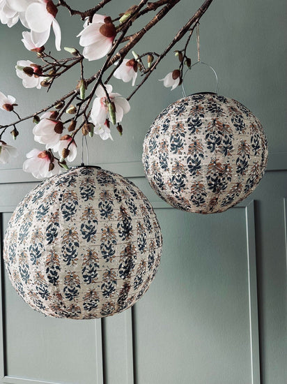 Lampe med solceller – Flower Beige dia 30cm - VIAMAJA.DK