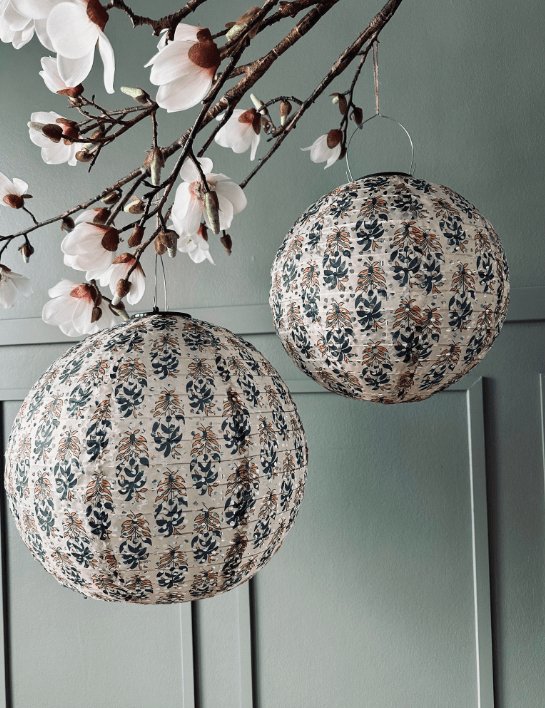 Lampe med solceller – Flower Beige dia 40cm - VIAMAJA.DK