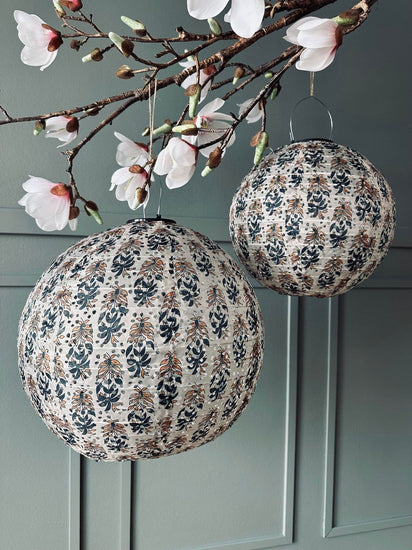 Lampe med solceller – Flower Beige dia 40cm - VIAMAJA.DK