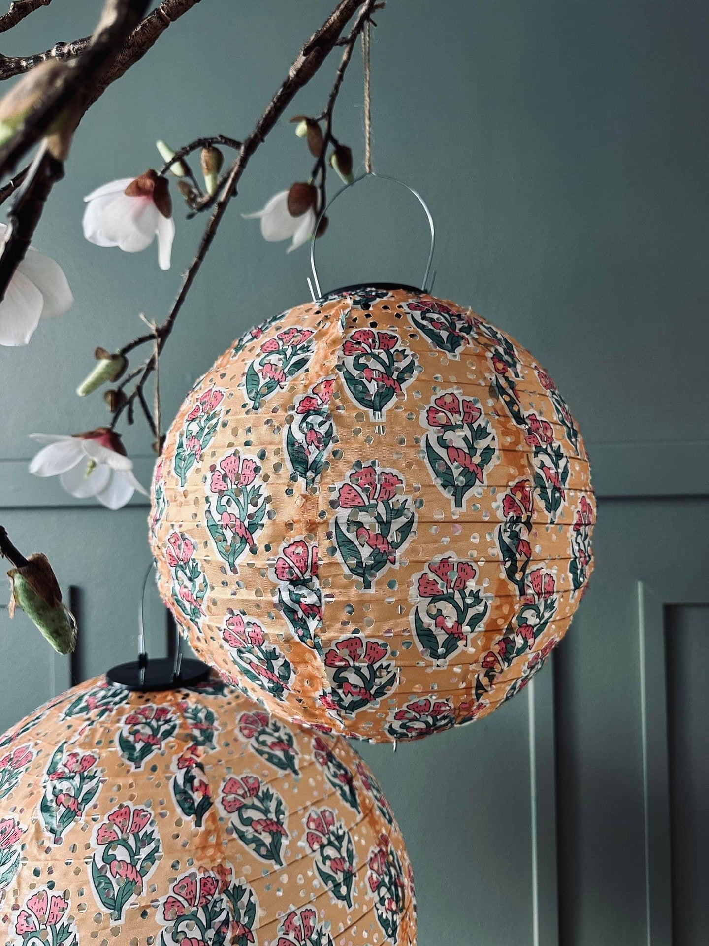 Lampe med solceller – Flower dia 30cm Orange - VIAMAJA.DK