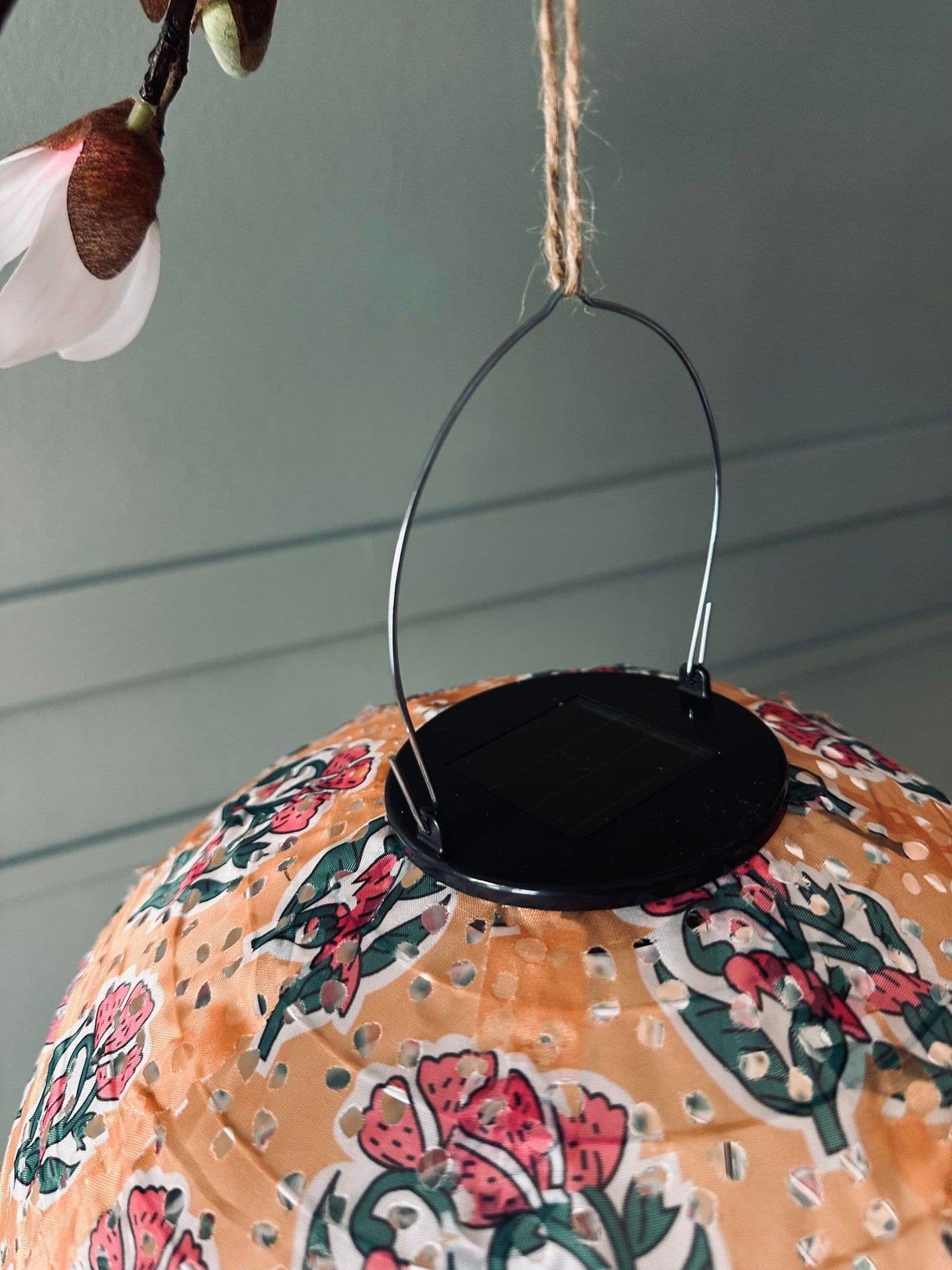 Lampe med solceller – Flower dia 30cm Orange - VIAMAJA.DK