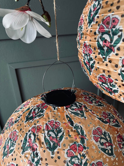Lampe med solceller – Flower dia 30cm Orange - VIAMAJA.DK