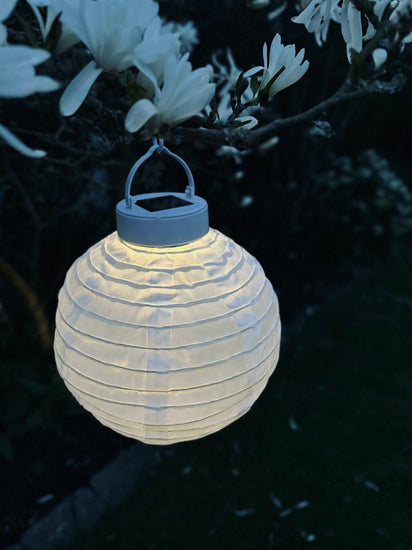 Lampe med solceller – White ball - VIAMAJA.DK