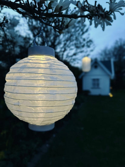 Lampe med solceller – White ball - VIAMAJA.DK