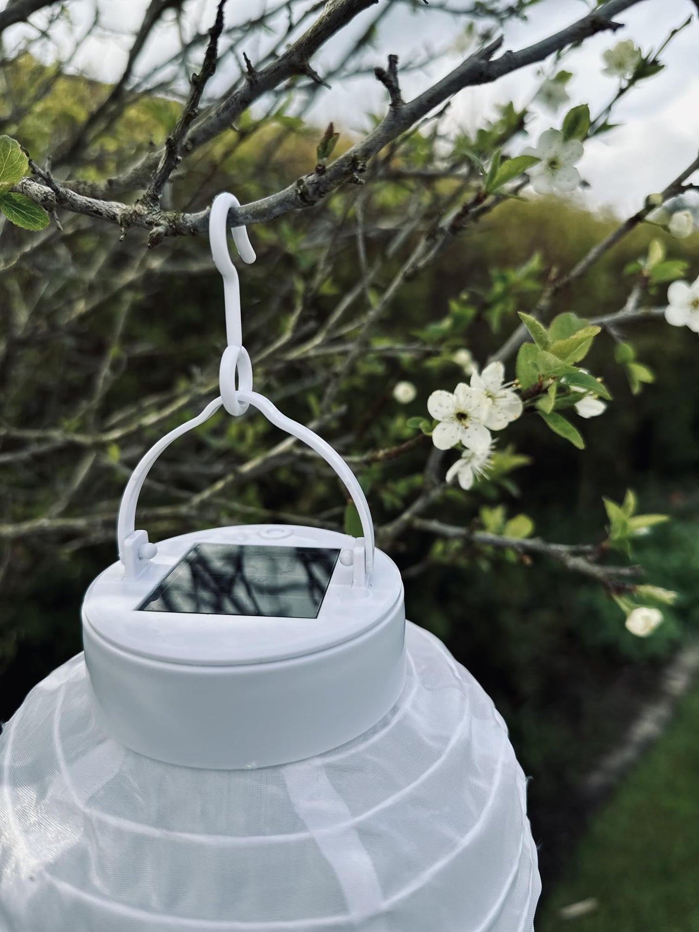 Lampe med solceller – White ball - VIAMAJA.DK