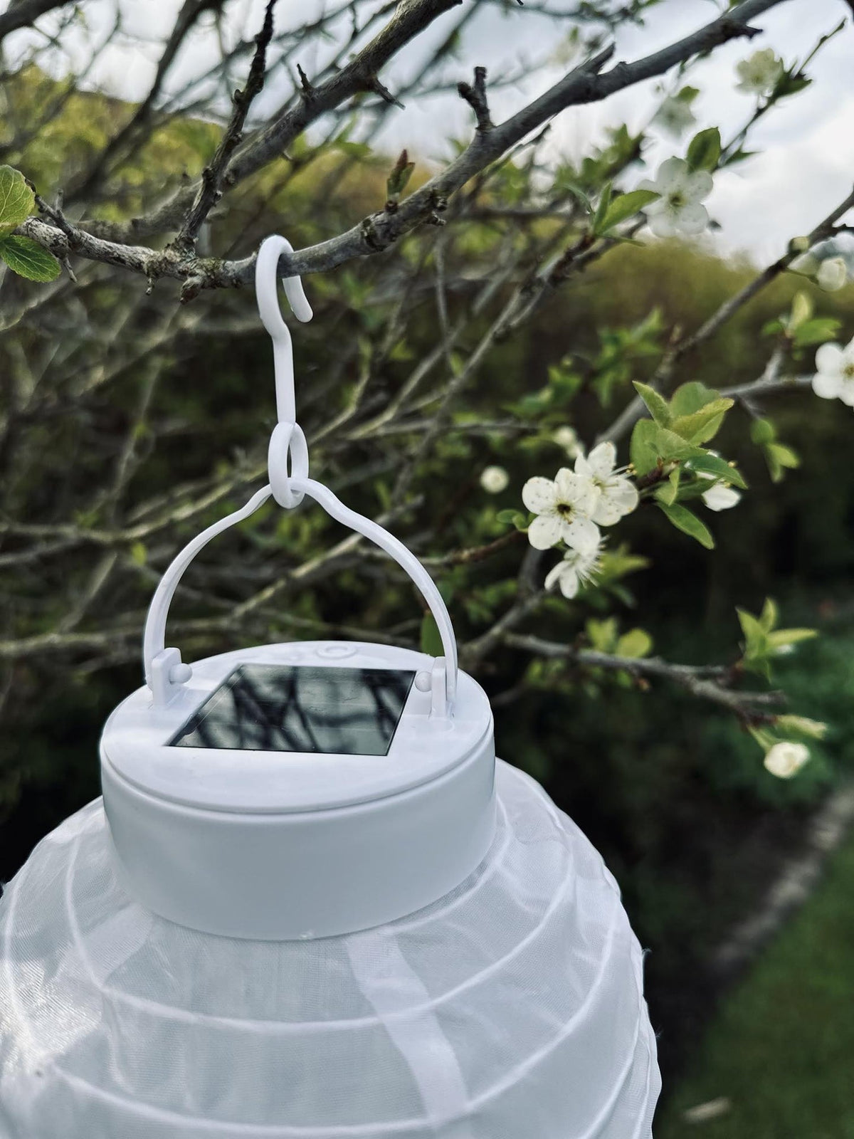 Lampe med solceller – White ball - VIAMAJA.DK