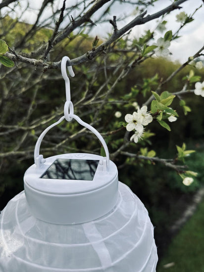 Lampe med solceller – White ball - VIAMAJA.DK